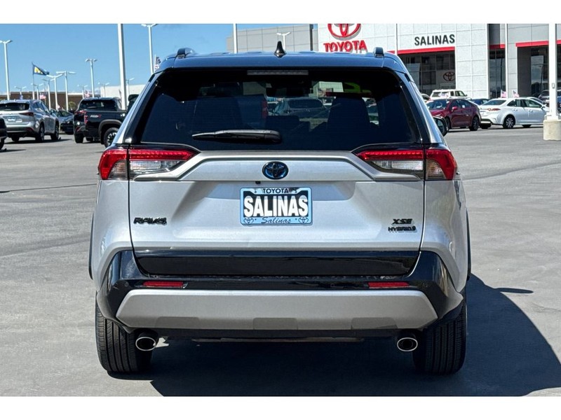 Toyota RAV4 Vehicle Full-screen Gallery Image 05