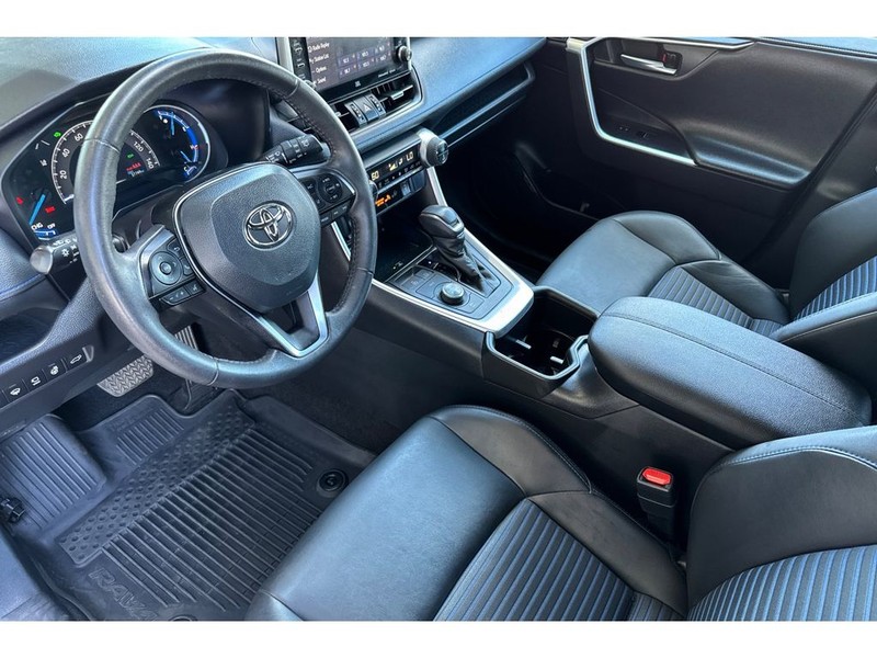 Toyota RAV4 Vehicle Full-screen Gallery Image 10