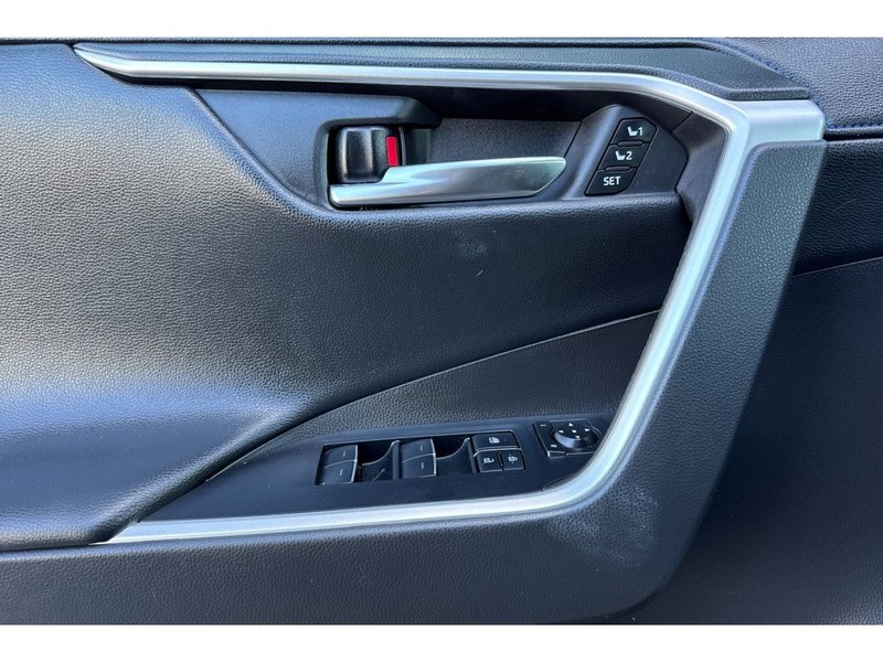 Toyota RAV4 Vehicle Full-screen Gallery Image 11