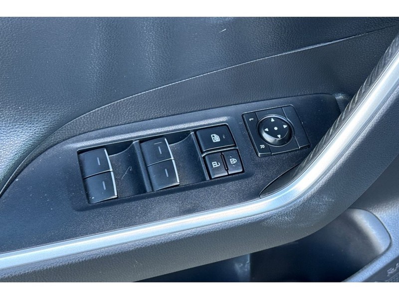 Toyota RAV4 Vehicle Full-screen Gallery Image 12