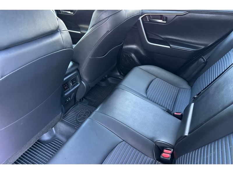 Toyota RAV4 Vehicle Full-screen Gallery Image 13