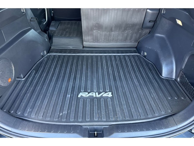 Toyota RAV4 Vehicle Full-screen Gallery Image 17