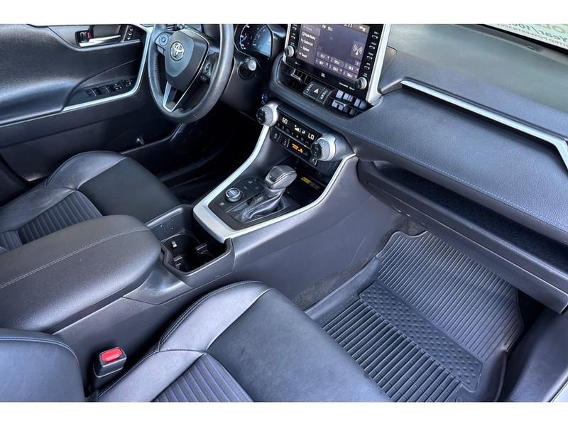 Toyota RAV4 Vehicle Full-screen Gallery Image 18