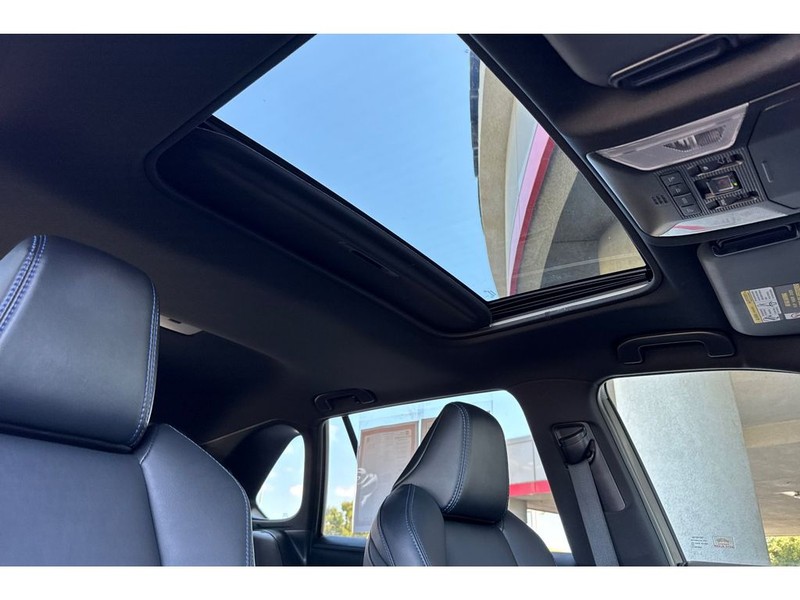 Toyota RAV4 Vehicle Full-screen Gallery Image 19