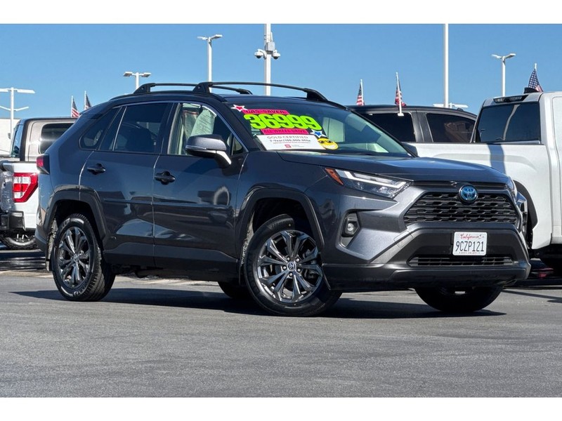 Toyota RAV4 Vehicle Full-screen Gallery Image 02