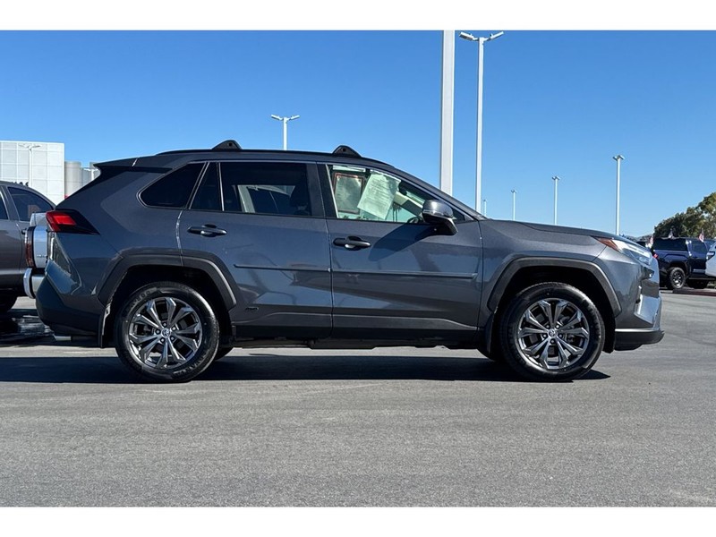 Toyota RAV4 Vehicle Full-screen Gallery Image 03