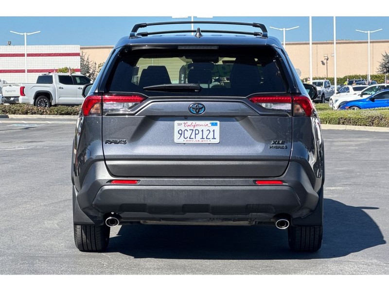 Toyota RAV4 Vehicle Full-screen Gallery Image 05