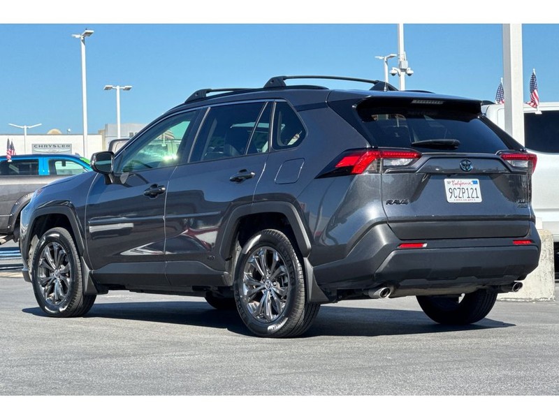 Toyota RAV4 Vehicle Full-screen Gallery Image 06