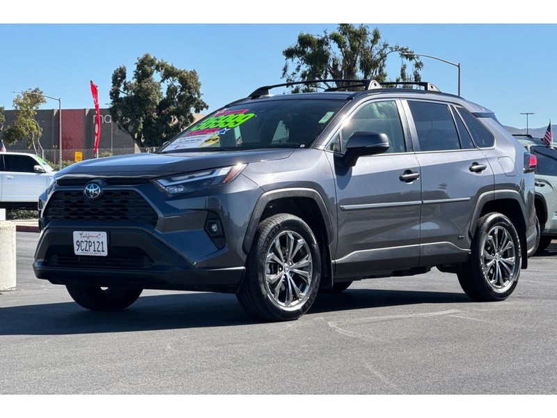 Toyota RAV4 Vehicle Full-screen Gallery Image 08