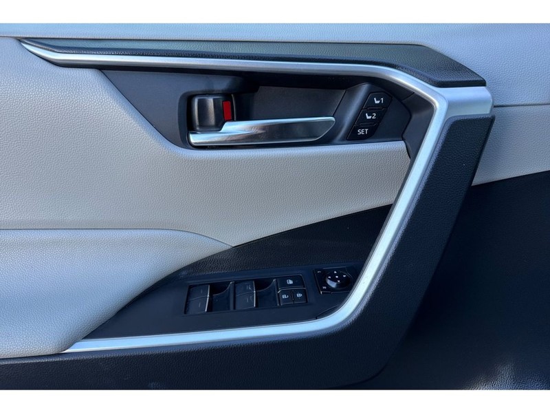 Toyota RAV4 Vehicle Full-screen Gallery Image 11