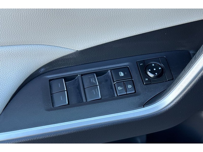 Toyota RAV4 Vehicle Full-screen Gallery Image 12