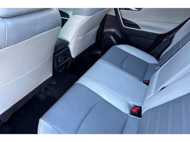 Toyota RAV4 Vehicle Full-screen Gallery Image 13