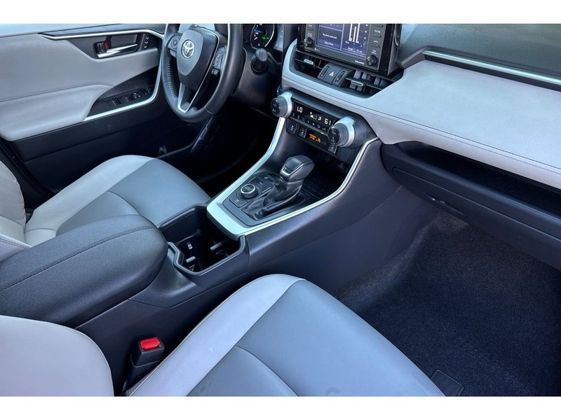 Toyota RAV4 Vehicle Full-screen Gallery Image 18