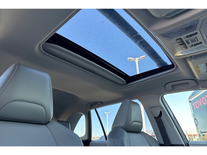 Toyota RAV4 Vehicle Full-screen Gallery Image 19