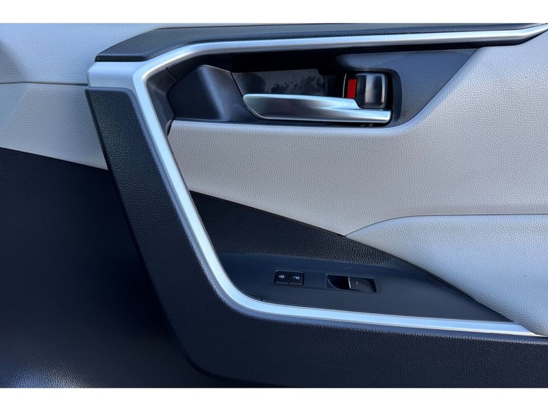 Toyota RAV4 Vehicle Full-screen Gallery Image 20