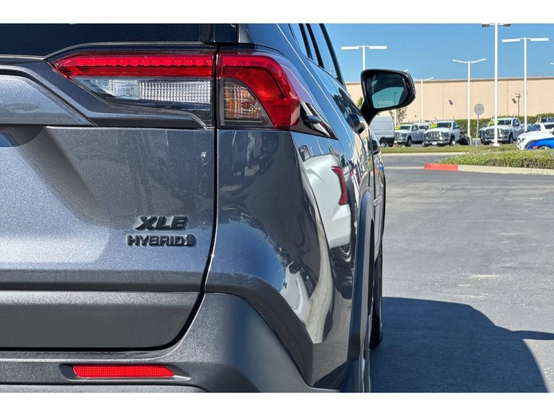 Toyota RAV4 Vehicle Full-screen Gallery Image 33