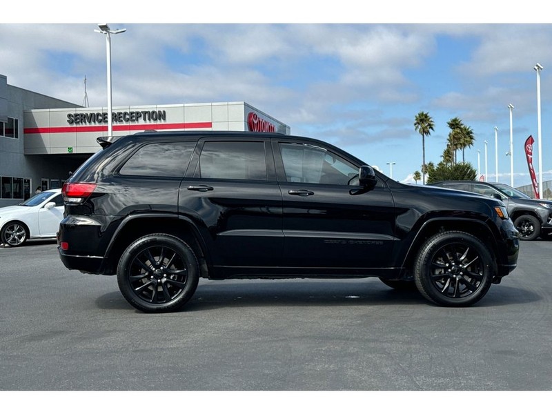 Jeep Grand Cherokee Vehicle Full-screen Gallery Image 03