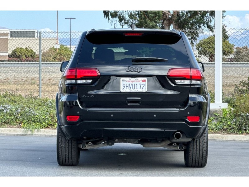 Jeep Grand Cherokee Vehicle Full-screen Gallery Image 05