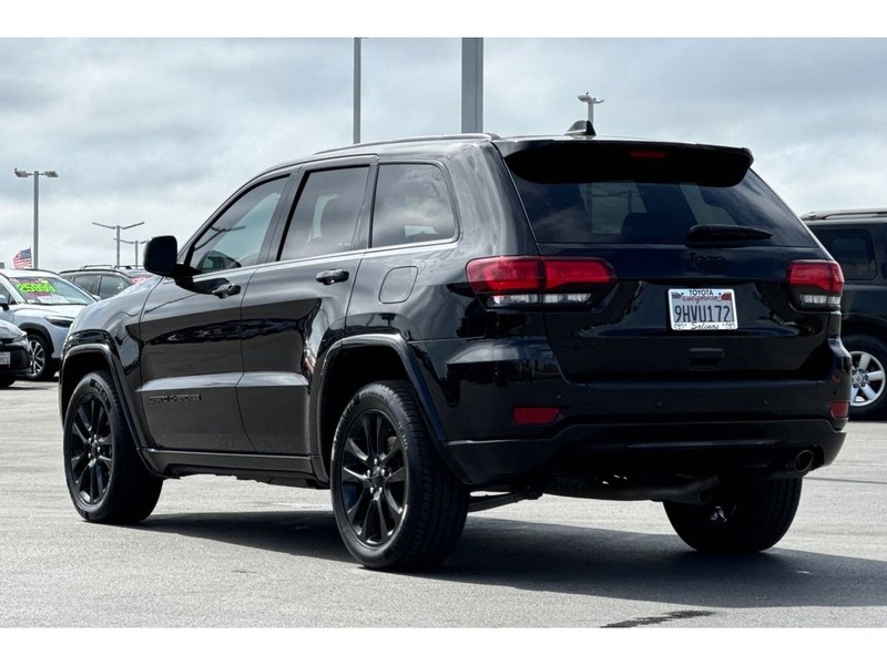 Jeep Grand Cherokee Vehicle Full-screen Gallery Image 06