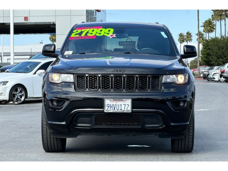 Jeep Grand Cherokee Vehicle Full-screen Gallery Image 09