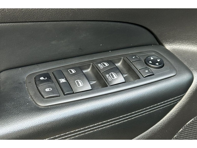 Jeep Grand Cherokee Vehicle Full-screen Gallery Image 12