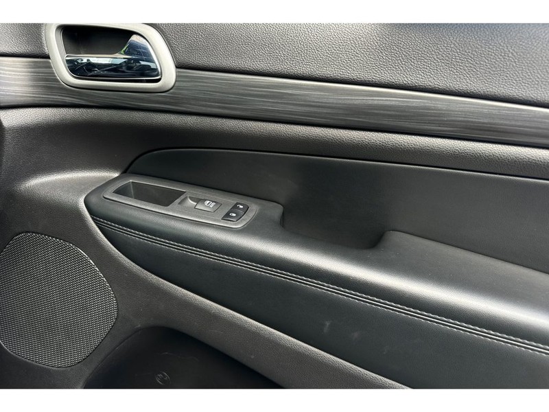 Jeep Grand Cherokee Vehicle Full-screen Gallery Image 18