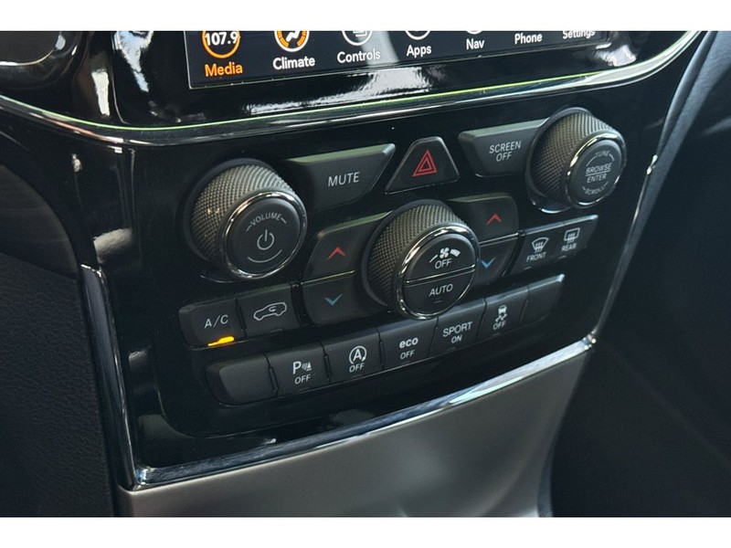 Jeep Grand Cherokee Vehicle Full-screen Gallery Image 20