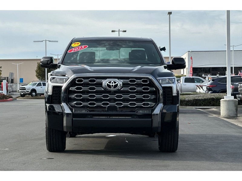 Toyota Tundra Vehicle Full-screen Gallery Image 09