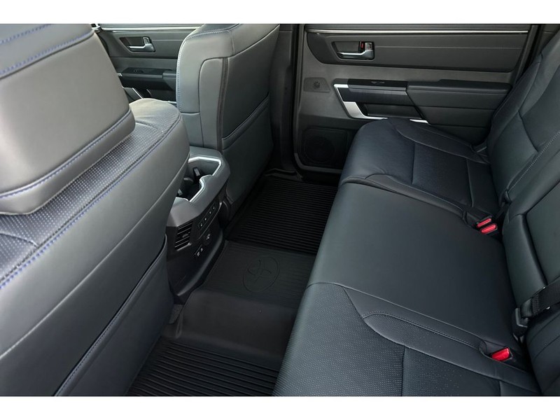 Toyota Tundra Vehicle Full-screen Gallery Image 13