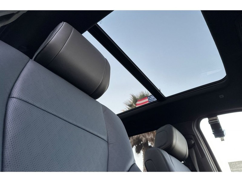 Toyota Tundra Vehicle Full-screen Gallery Image 18