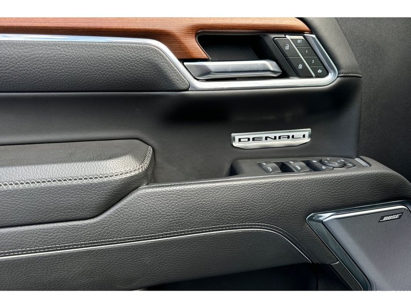 GMC Sierra Vehicle Full-screen Gallery Image 11