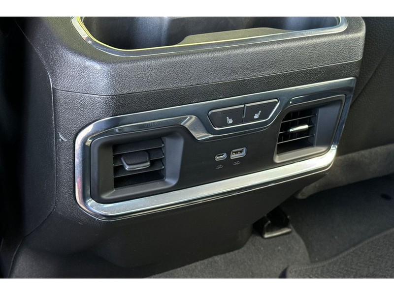 GMC Sierra Vehicle Full-screen Gallery Image 14