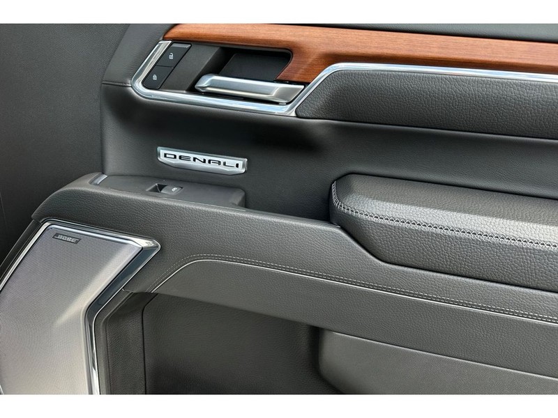 GMC Sierra Vehicle Full-screen Gallery Image 18