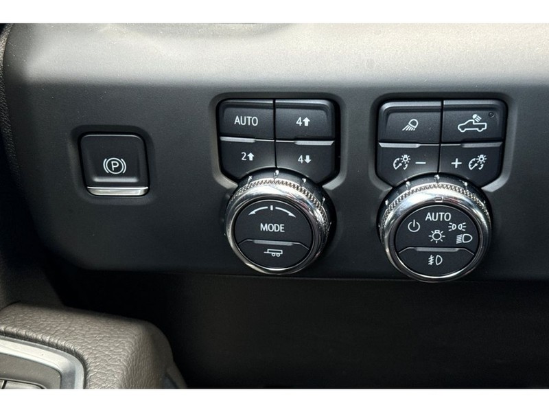 GMC Sierra Vehicle Full-screen Gallery Image 28