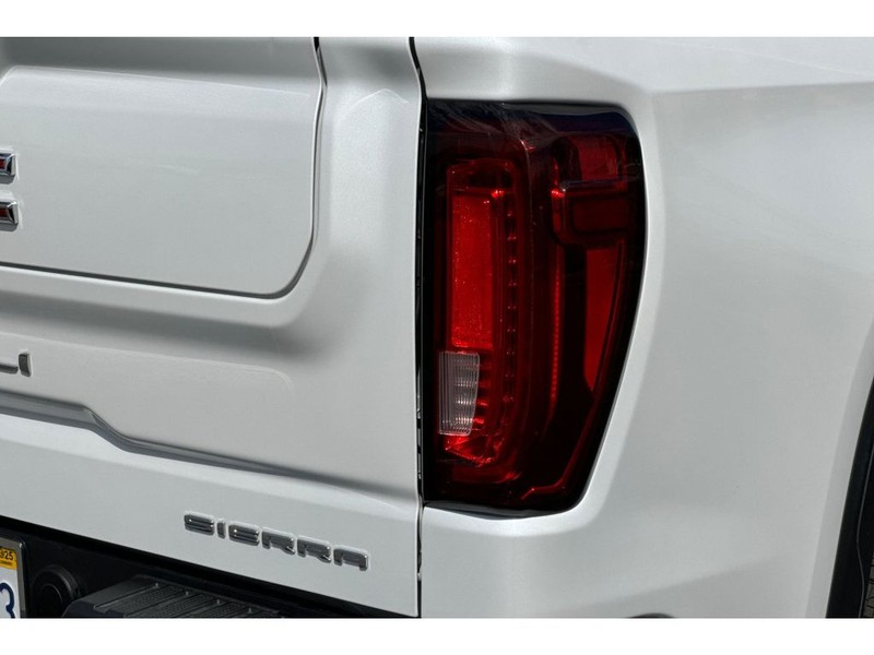 GMC Sierra Vehicle Full-screen Gallery Image 30