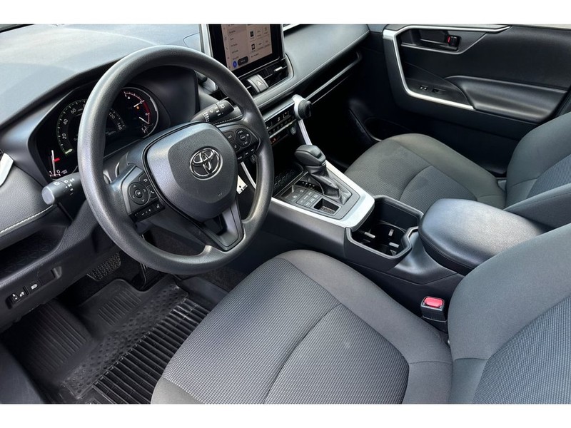 Toyota RAV4 Vehicle Full-screen Gallery Image 10