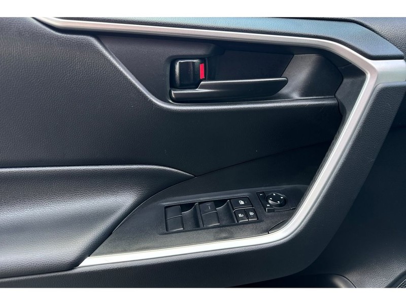 Toyota RAV4 Vehicle Full-screen Gallery Image 11