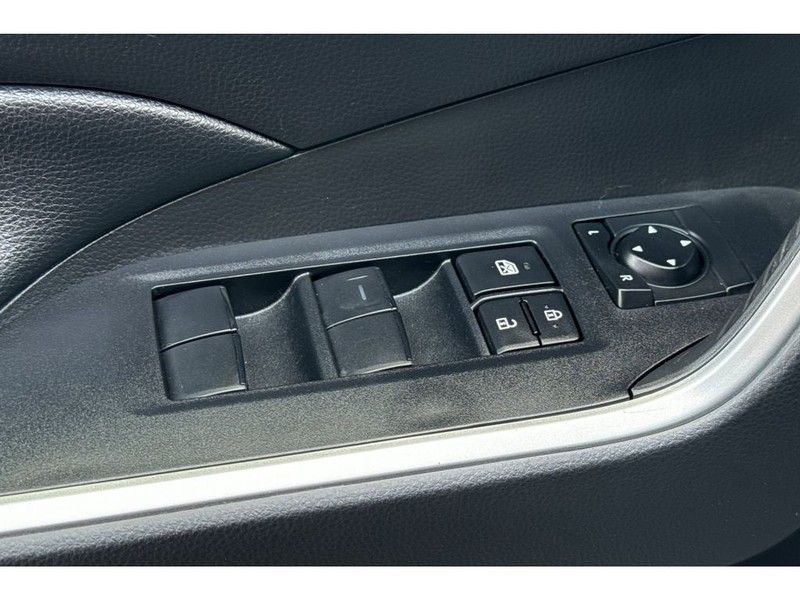 Toyota RAV4 Vehicle Full-screen Gallery Image 12