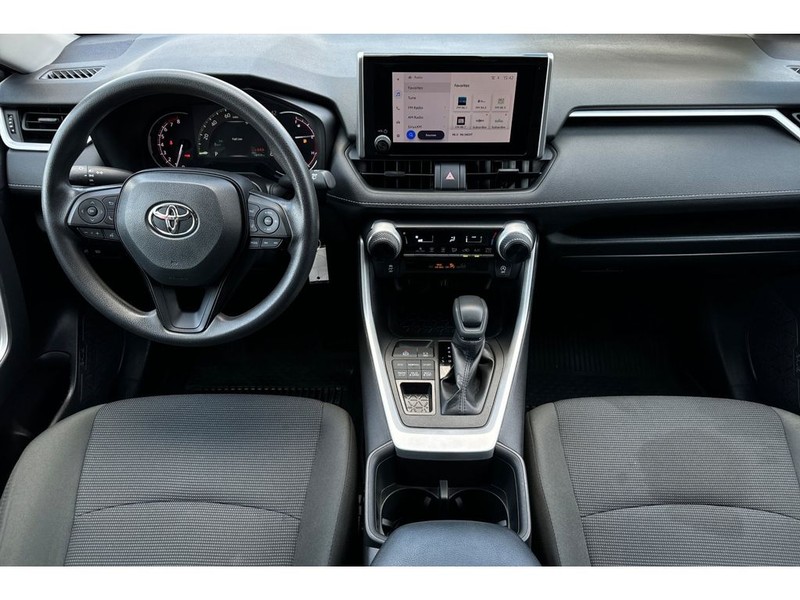 Toyota RAV4 Vehicle Full-screen Gallery Image 15