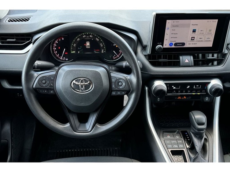 Toyota RAV4 Vehicle Full-screen Gallery Image 16
