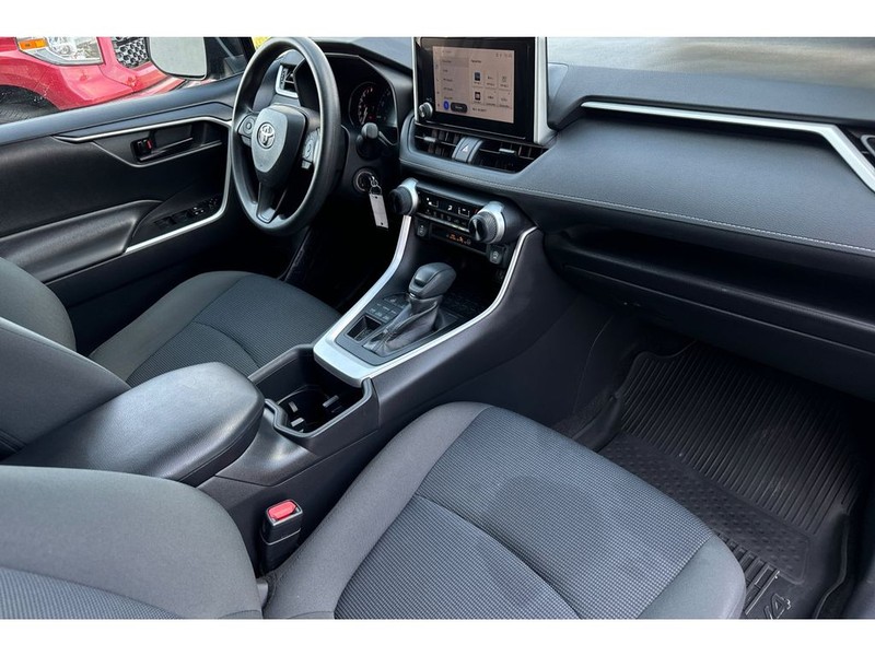 Toyota RAV4 Vehicle Full-screen Gallery Image 18