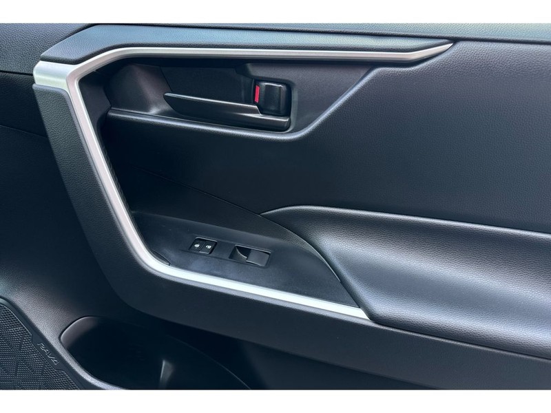 Toyota RAV4 Vehicle Full-screen Gallery Image 19