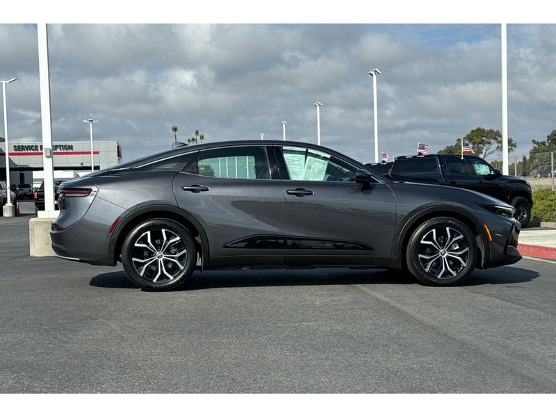 Toyota Crown Vehicle Full-screen Gallery Image 03