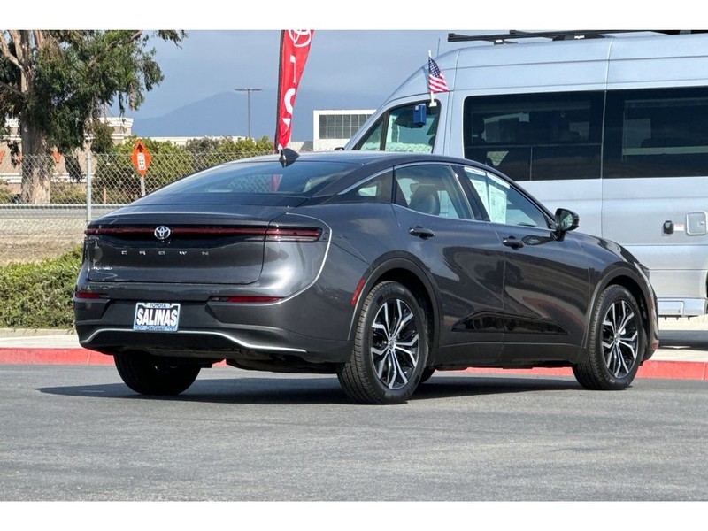 Toyota Crown Vehicle Full-screen Gallery Image 04