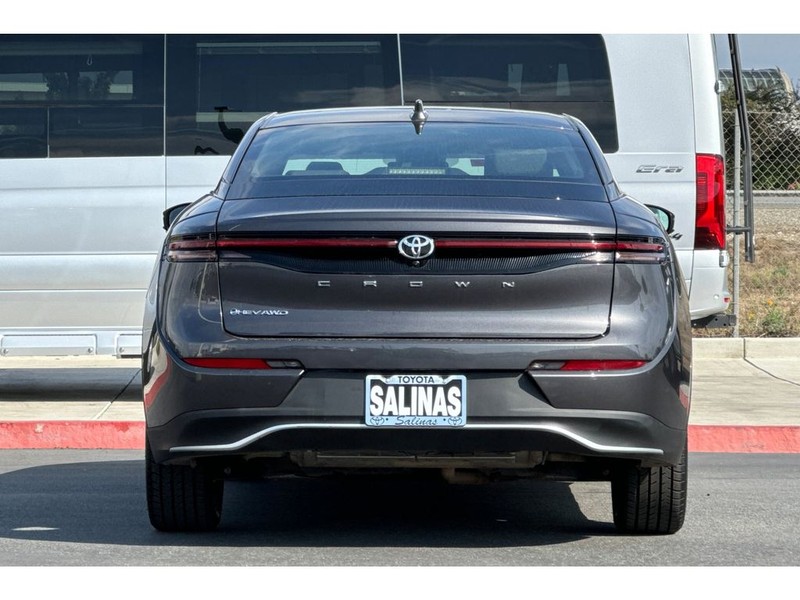 Toyota Crown Vehicle Full-screen Gallery Image 05