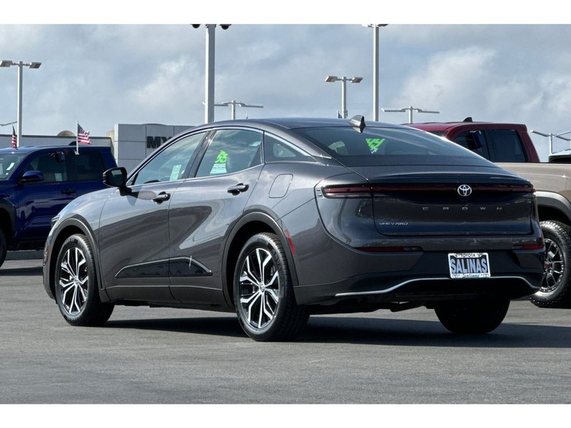 Toyota Crown Vehicle Full-screen Gallery Image 06