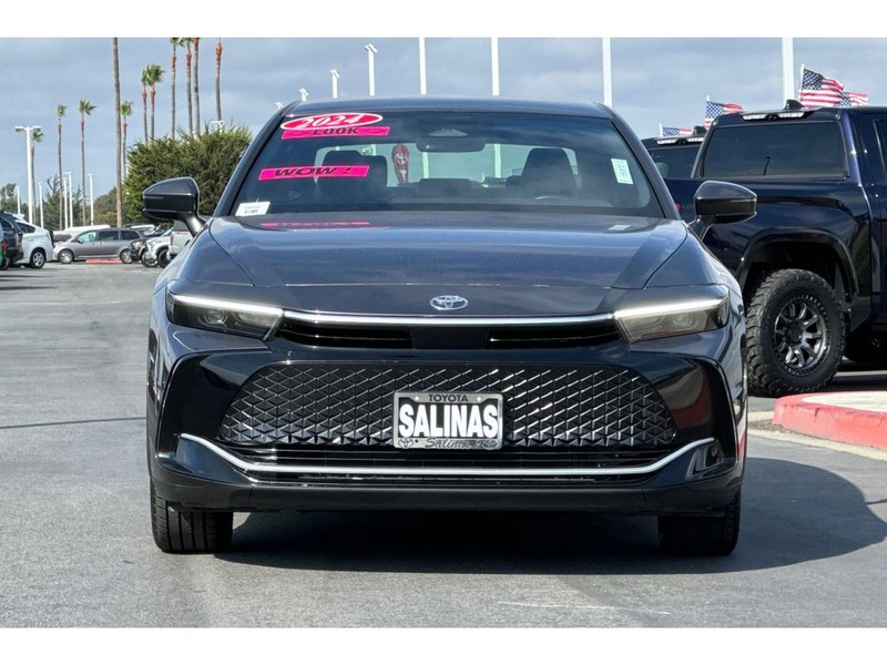 Toyota Crown Vehicle Full-screen Gallery Image 09