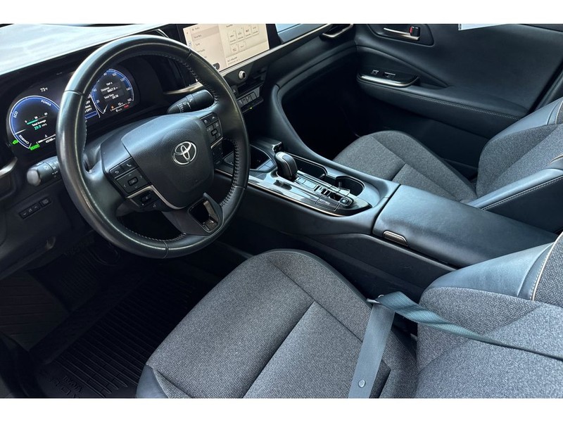 Toyota Crown Vehicle Full-screen Gallery Image 10