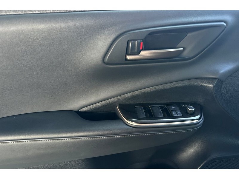 Toyota Crown Vehicle Full-screen Gallery Image 11