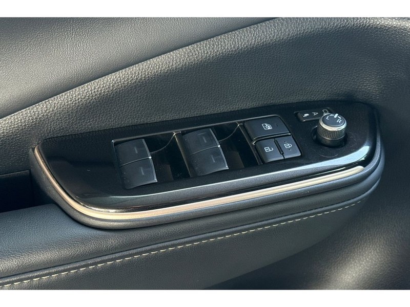 Toyota Crown Vehicle Full-screen Gallery Image 12